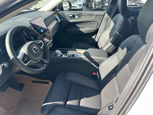 2026 Volvo XC60 B5 photo 2