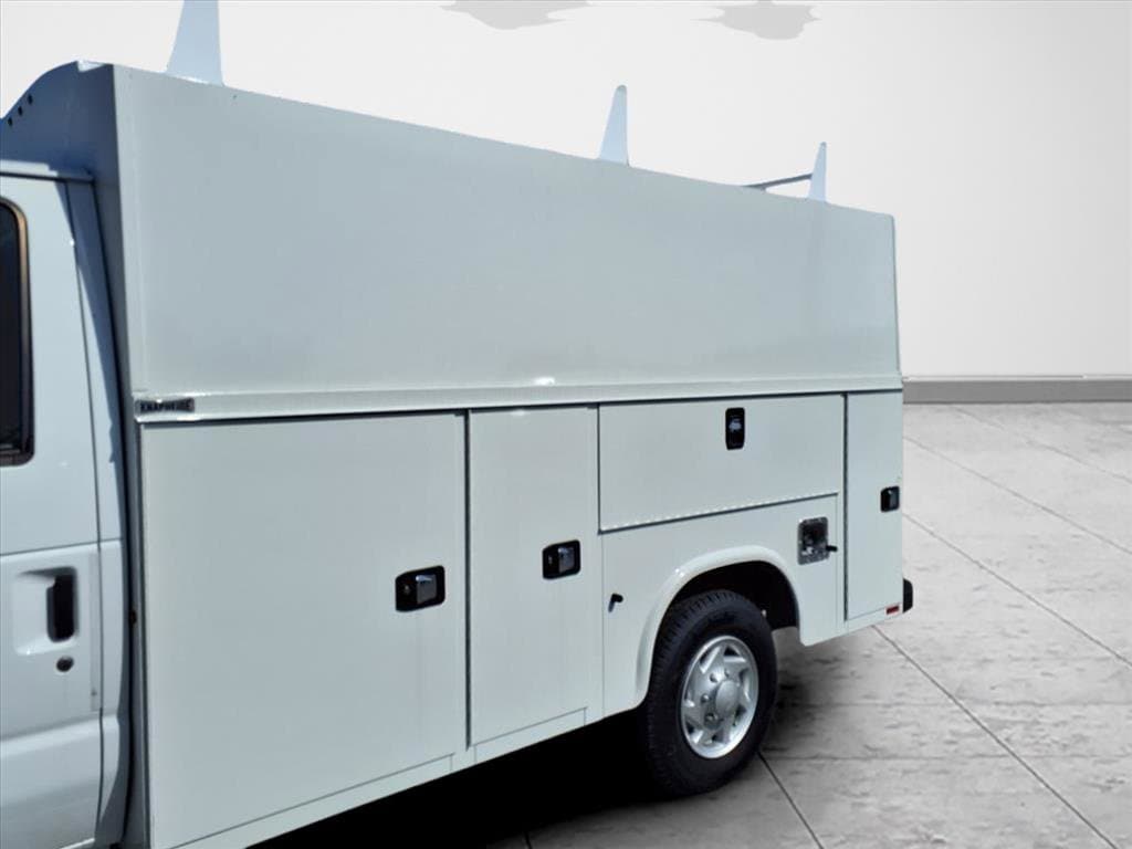 2025 Ford E-Series Cutaway Base - Photo 4