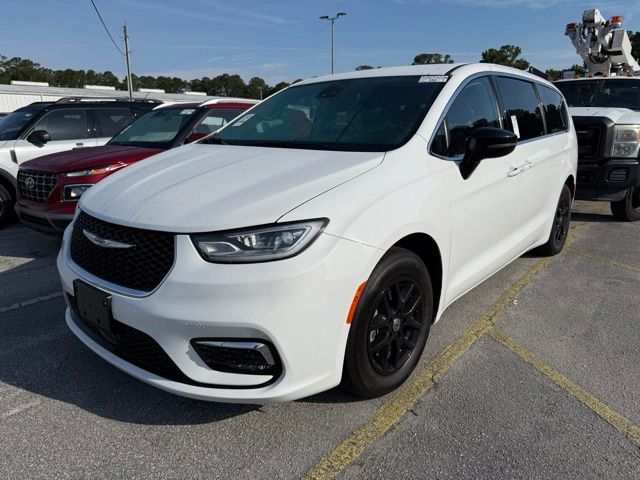 2024 Chrysler Pacifica Touring L's photo