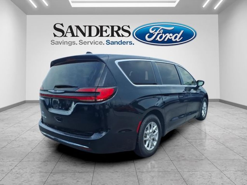 Used 2024 Chrysler Pacifica Touring L Minivan/Van