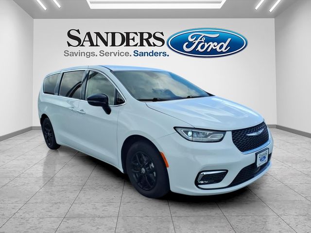 2024 Chrysler Pacifica Touring L's photo