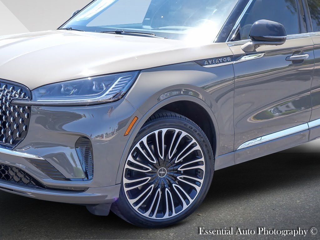 2025 Lincoln Aviator Black Label photo 3