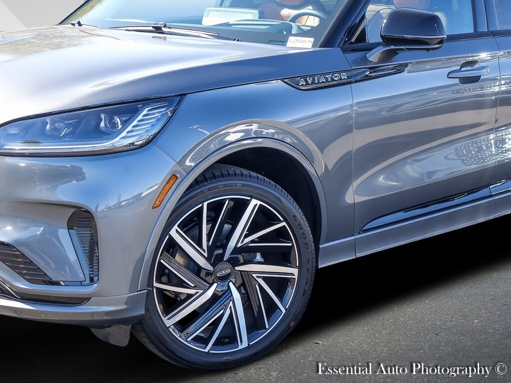 2025 Lincoln Aviator Black Label photo 3