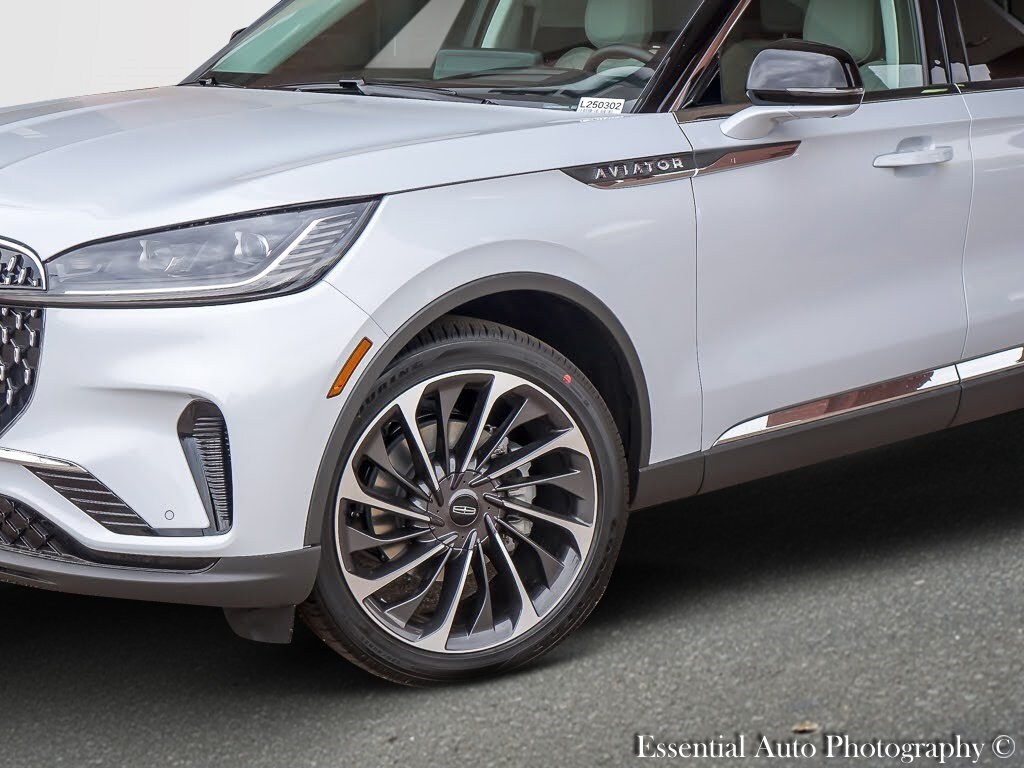 2025 Lincoln Aviator Reserve photo 3