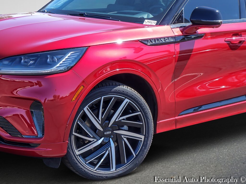 2025 Lincoln Aviator Black Label photo 3