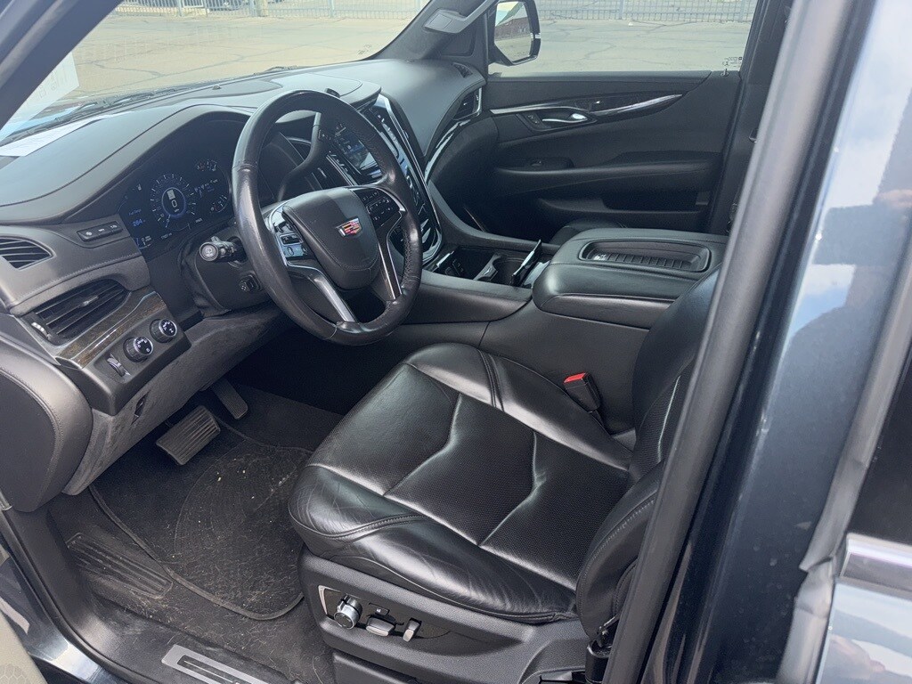 2019 Cadillac Escalade Platinum photo 2