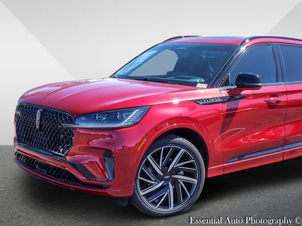 2025 Lincoln Aviator Black Label photo 2