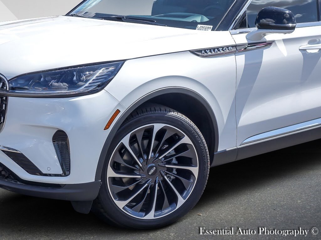 2025 Lincoln Aviator Reserve photo 3