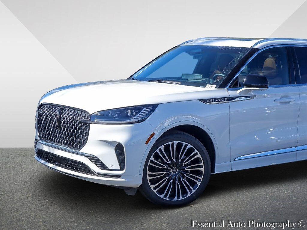 2025 Lincoln Aviator Black Label photo 2