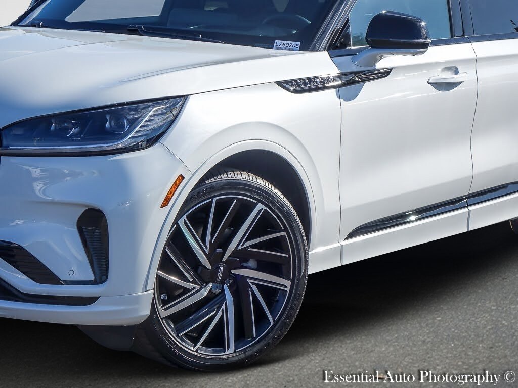 2025 Lincoln Aviator Black Label photo 3