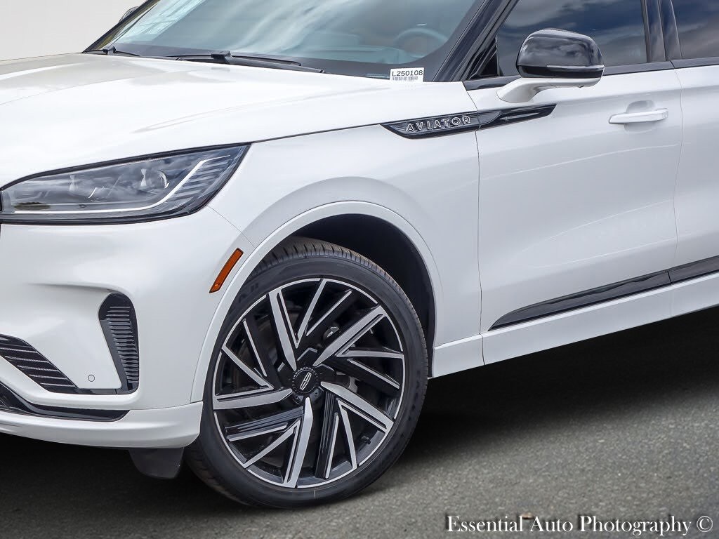 2025 Lincoln Aviator Black Label photo 3