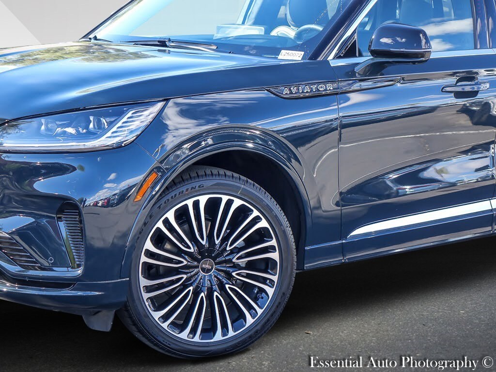 2025 Lincoln Aviator Black Label photo 3