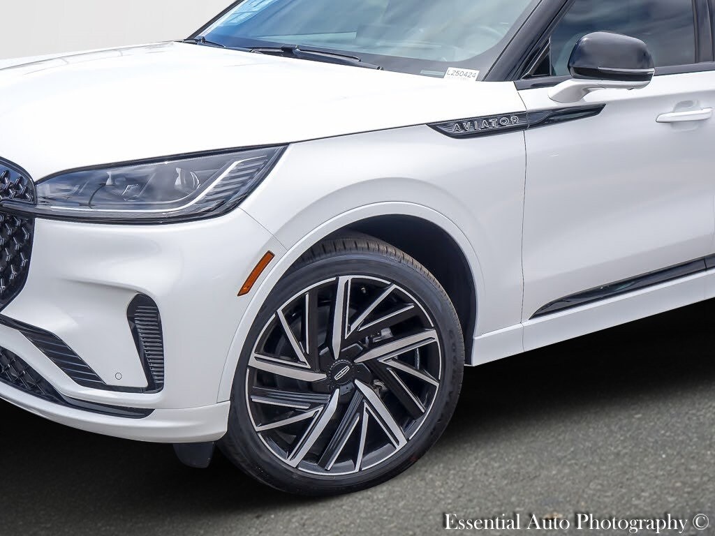 2025 Lincoln Aviator Black Label photo 3