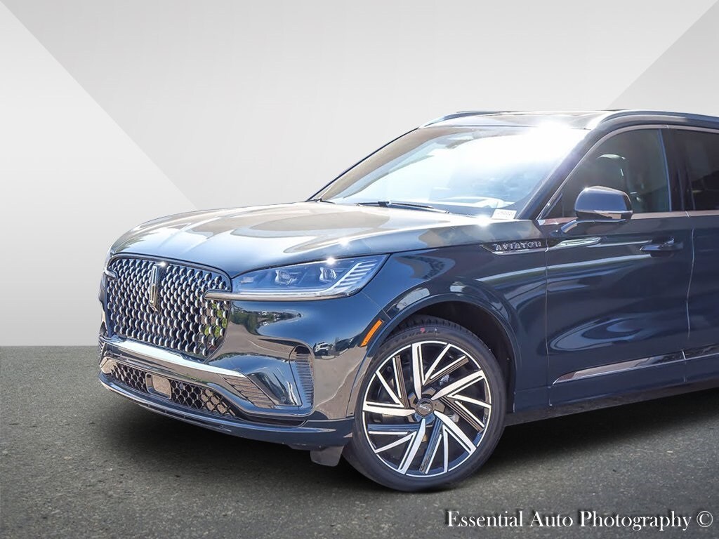 2025 Lincoln Aviator Black Label photo 2