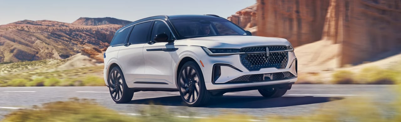 2026%20Lincoln%20Nautilus%20Hybrid%20vs.%20Gas%3A%20Which%20Makes%20More%20Sense%20for%20Phoenix%2C%20AZ%20Driving%3F.jpg