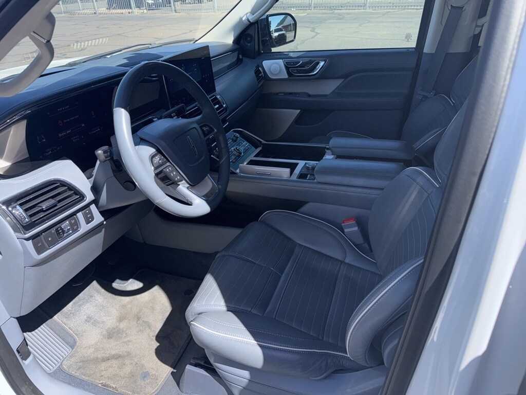 2022 Lincoln Navigator Black Label photo 2