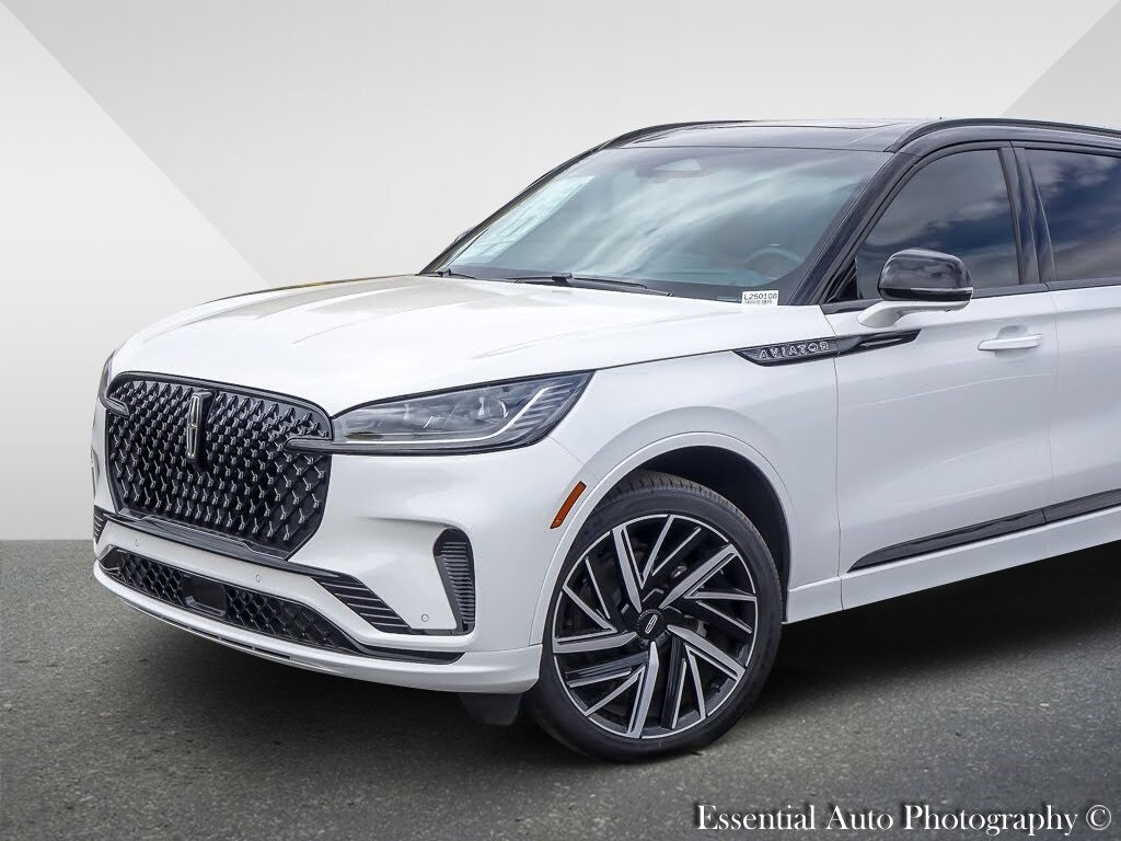 2025 Lincoln Aviator Black Label photo 2