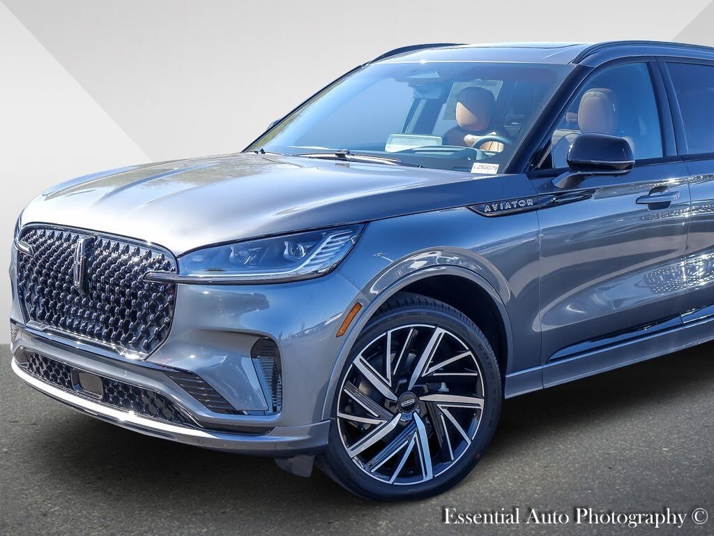 2025 Lincoln Aviator Black Label photo 2