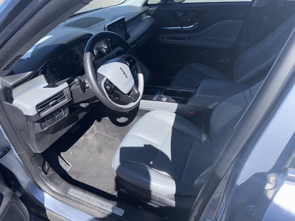 2022 Lincoln Corsair Standard photo 2