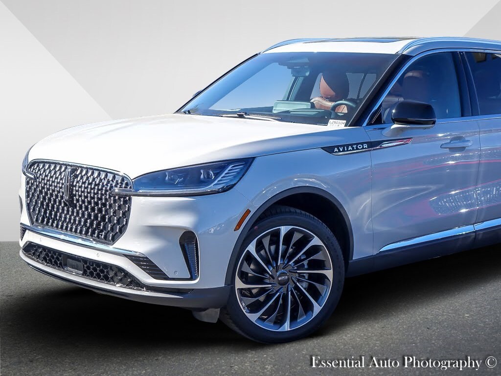 2025 Lincoln Aviator Reserve photo 2