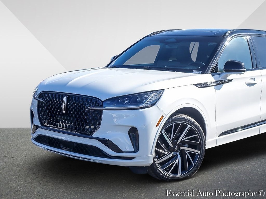 2025 Lincoln Aviator Black Label photo 2