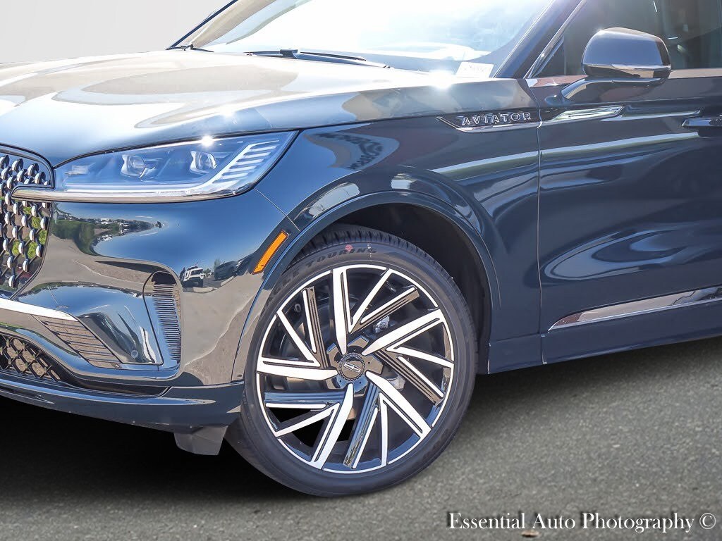 2025 Lincoln Aviator Black Label photo 3