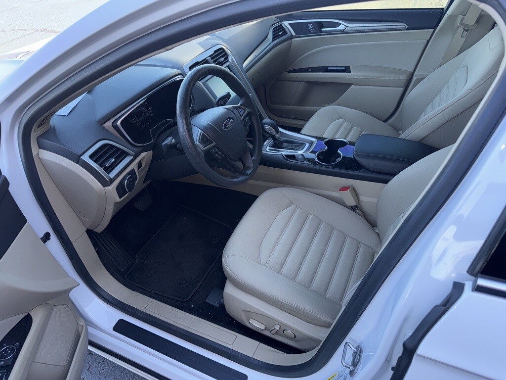 2014 Ford Fusion SE photo 2