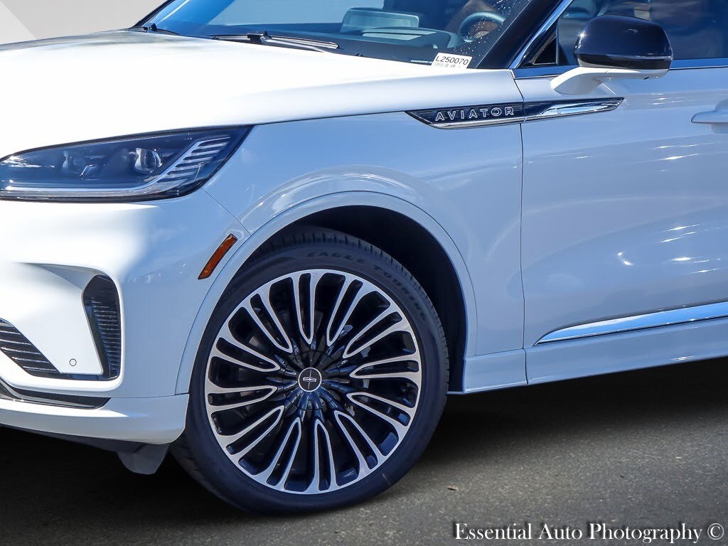 2025 Lincoln Aviator Black Label photo 3
