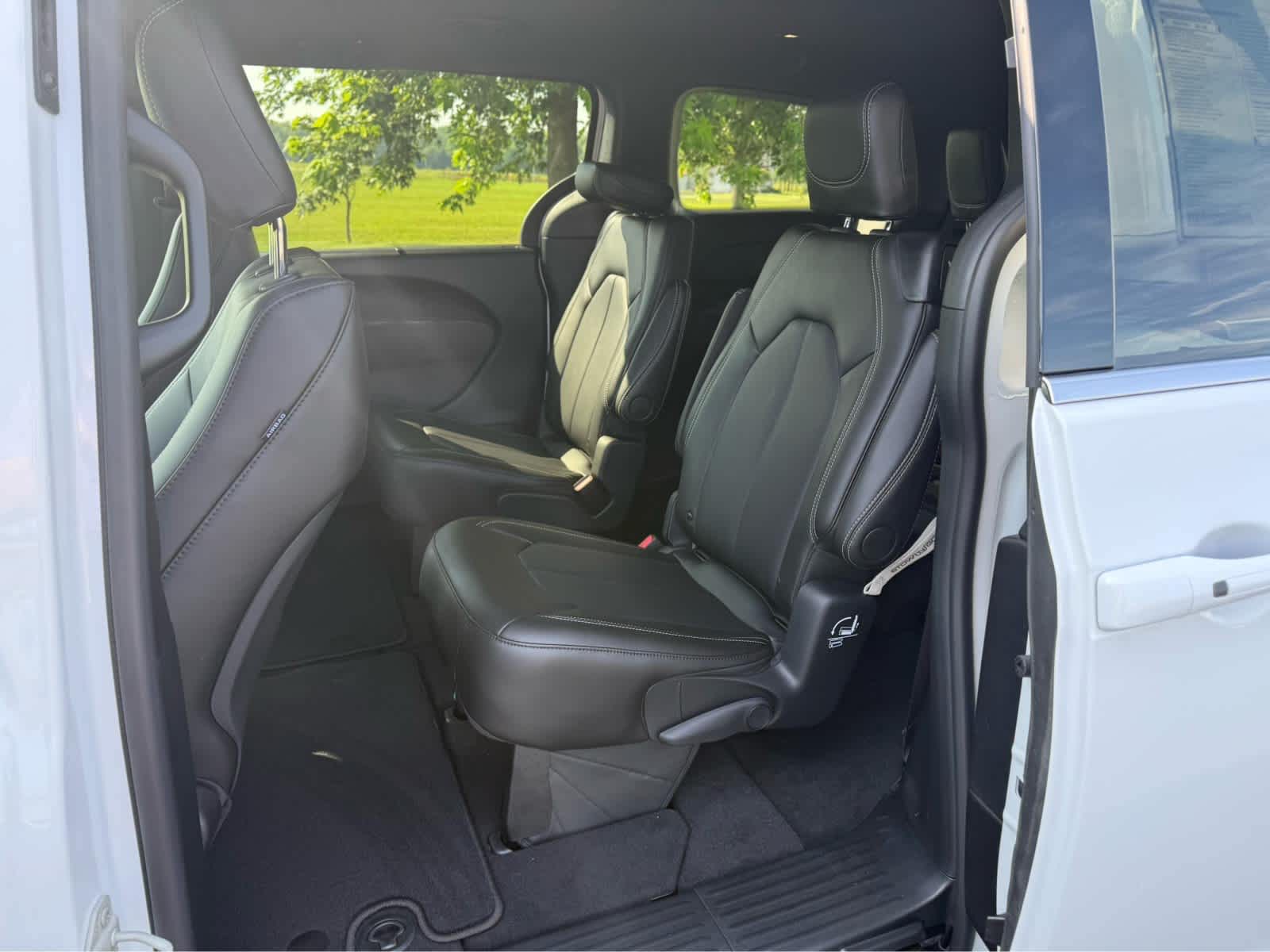 2025 Chrysler Pacifica Select - Photo 10