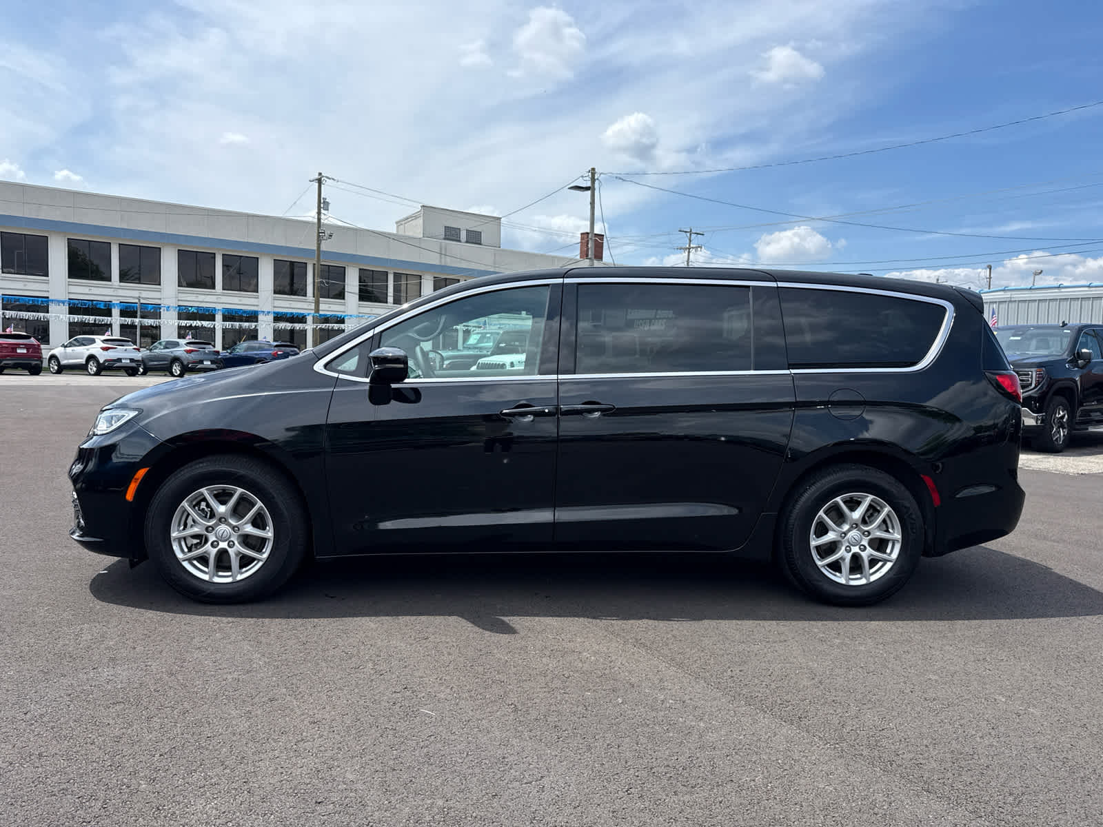 2026 Chrysler Pacifica Select's photo