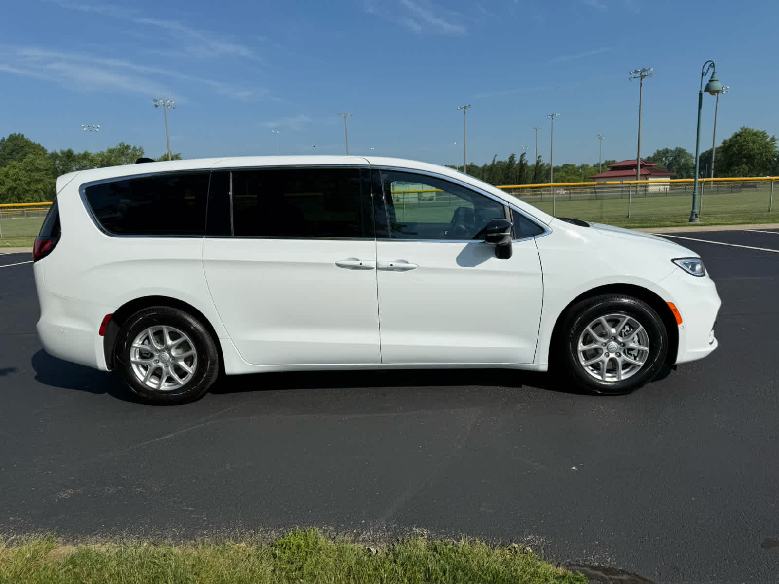 2025 Chrysler Pacifica Select - Photo 6