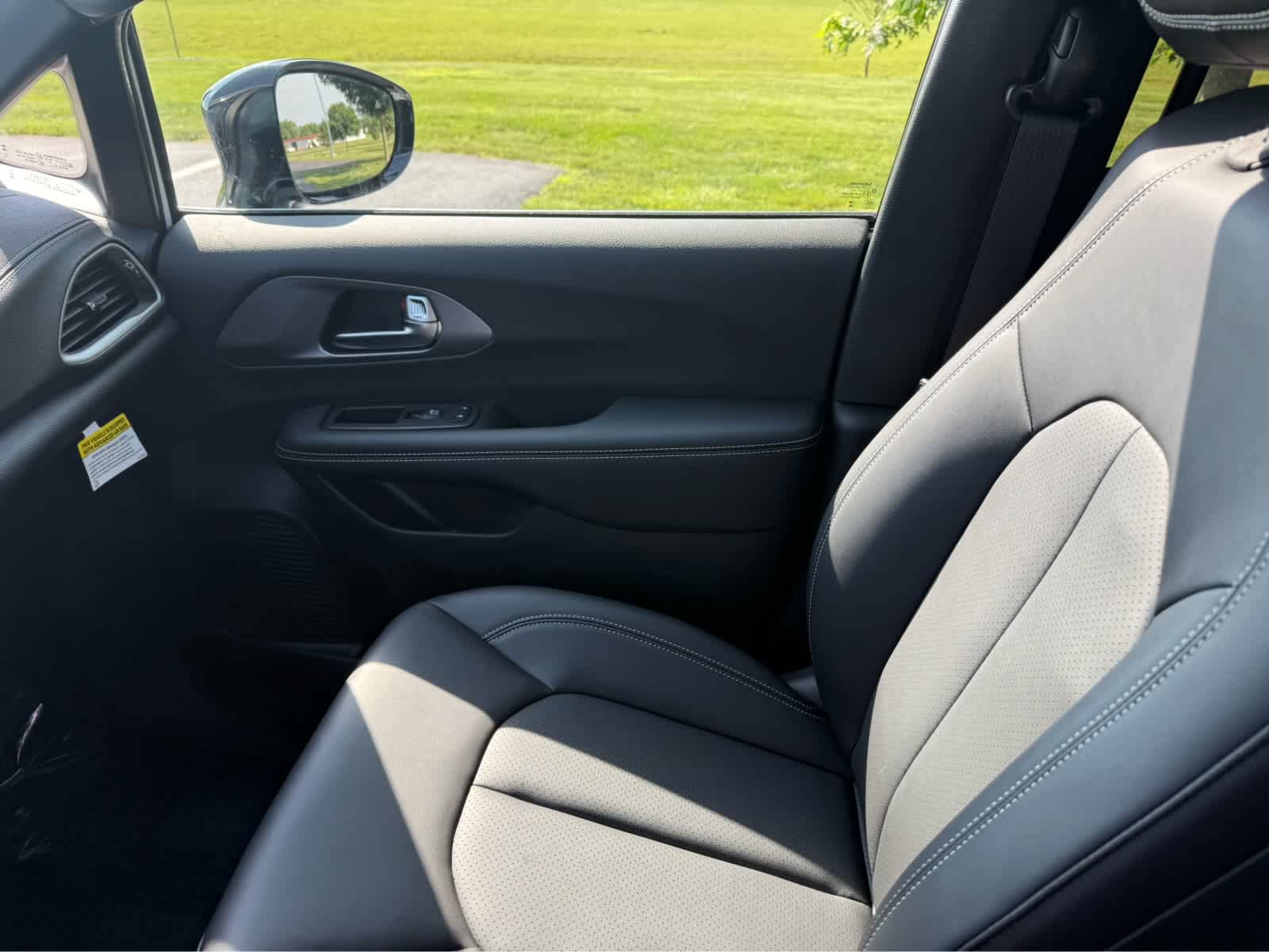 2025 Chrysler Pacifica Select - Photo 25