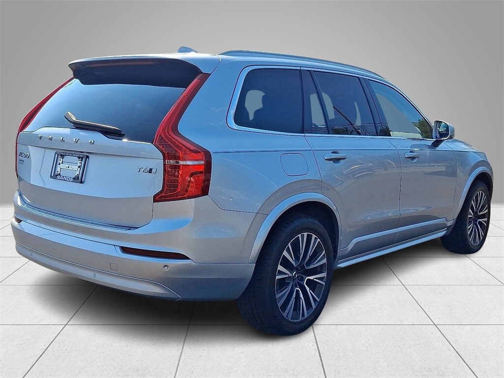 2022 Volvo XC90 T6 AWD Momentum photo 2