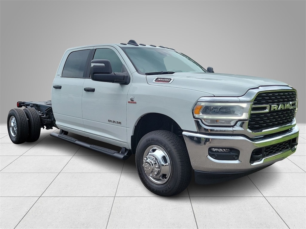 New 2024 Ram 3500 Chassis Cab 3500 SLT CREW CAB CHASSIS 4X4 60' CA Pickup