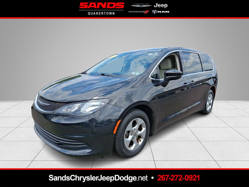 2017 Chrysler Pacifica LX's photo
