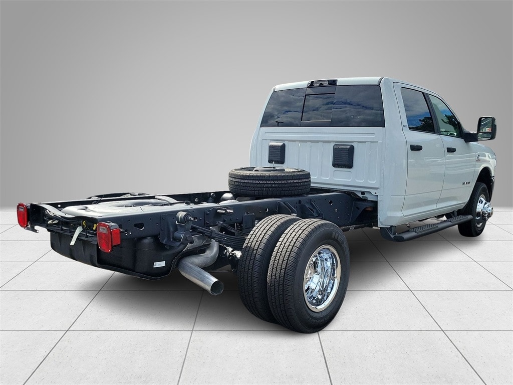 New 2024 Ram 3500 Chassis Cab 3500 SLT CREW CAB CHASSIS 4X4 60' CA Pickup