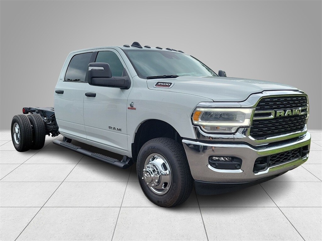 New 2024 Ram 3500 Chassis Cab 3500 SLT CREW CAB CHASSIS 4X4 60' CA Pickup