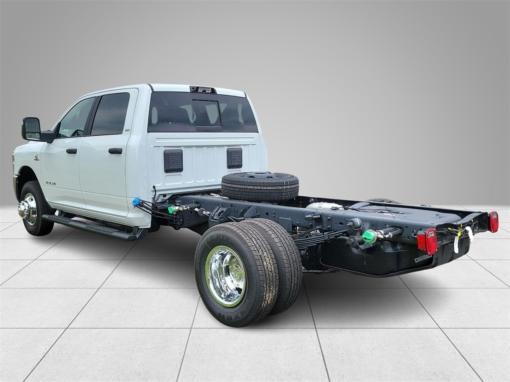 New 2024 Ram 3500 Chassis Cab 3500 SLT CREW CAB CHASSIS 4X4 60' CA Pickup