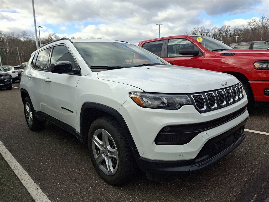2023 Jeep Compass Latitude photo 2