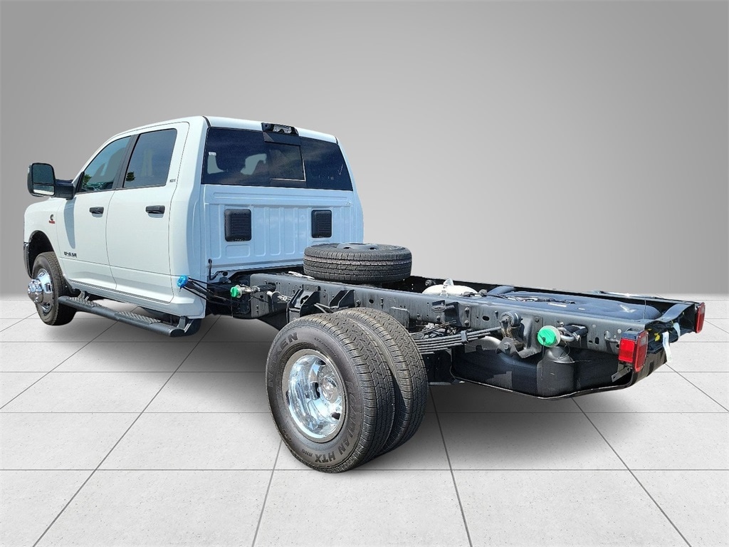 New 2024 Ram 3500 Chassis Cab 3500 SLT CREW CAB CHASSIS 4X4 60' CA Pickup
