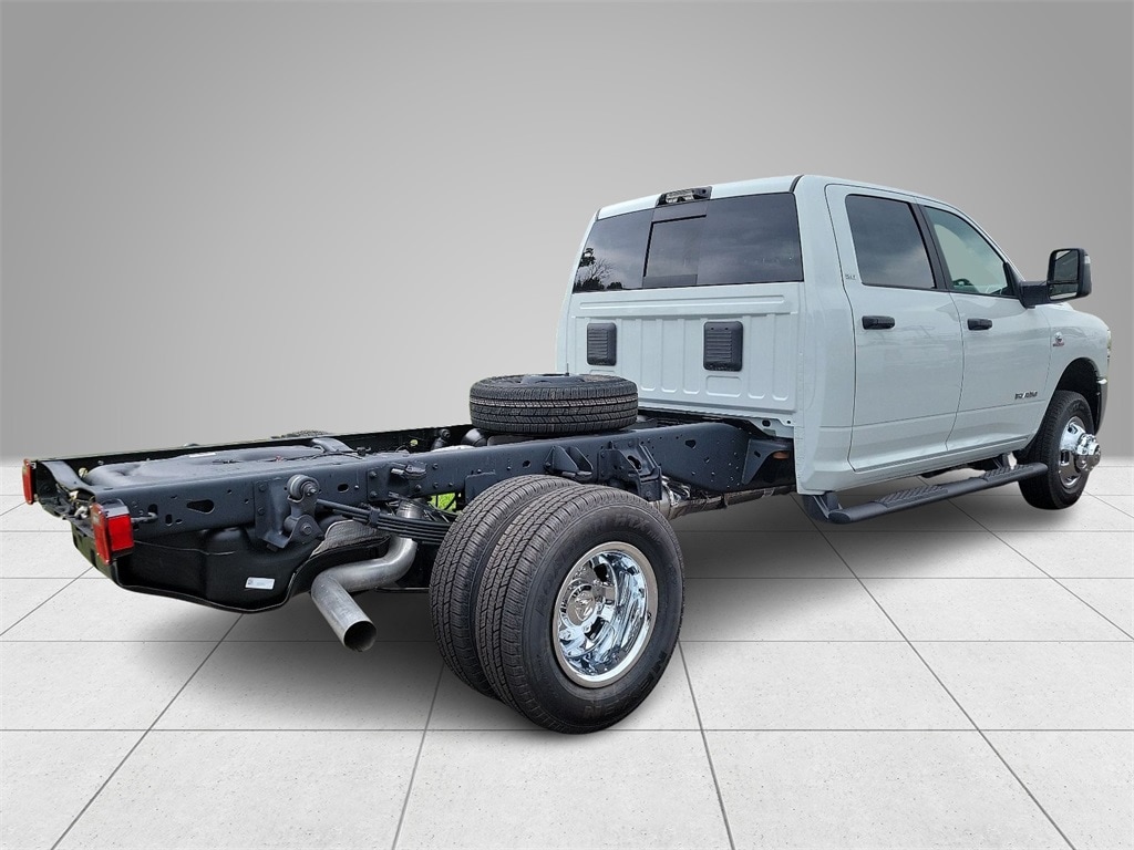 New 2024 Ram 3500 Chassis Cab 3500 SLT CREW CAB CHASSIS 4X4 60' CA Pickup