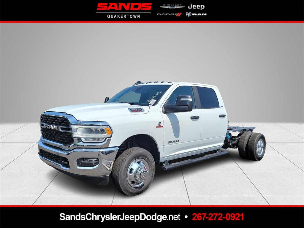 New 2024 Ram 3500 Chassis Cab 3500 SLT CREW CAB CHASSIS 4X4 60' CA Pickup
