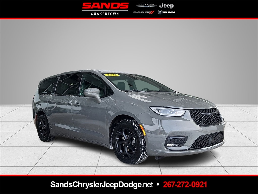 2022 Chrysler Pacifica Hybrid Touring L's photo