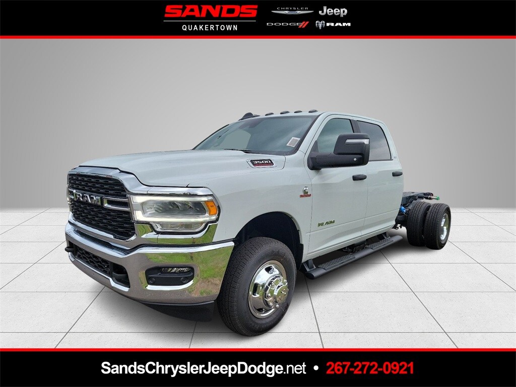 New 2024 Ram 3500 Chassis Cab 3500 SLT CREW CAB CHASSIS 4X4 60' CA Pickup