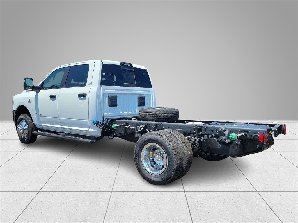New 2024 Ram 3500 Chassis Cab 3500 SLT CREW CAB CHASSIS 4X4 60' CA Pickup