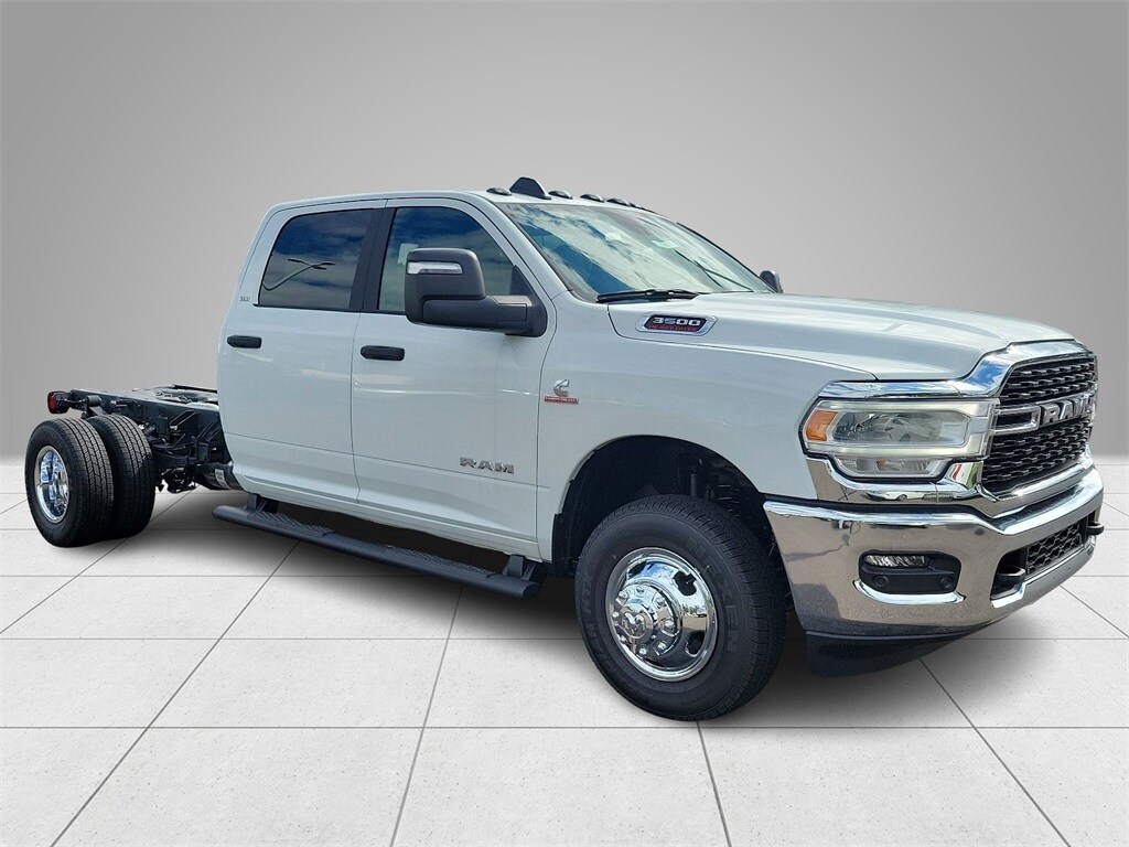 New 2024 Ram 3500 Chassis Cab 3500 SLT CREW CAB CHASSIS 4X4 60' CA Pickup