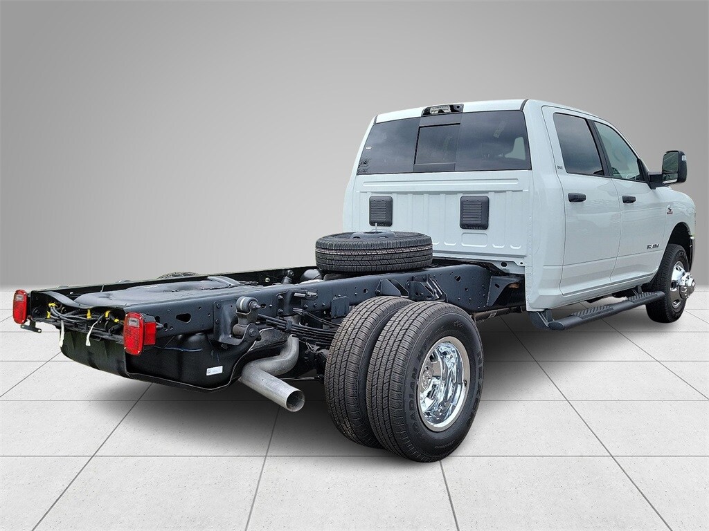 New 2024 Ram 3500 Chassis Cab 3500 SLT CREW CAB CHASSIS 4X4 60' CA Pickup