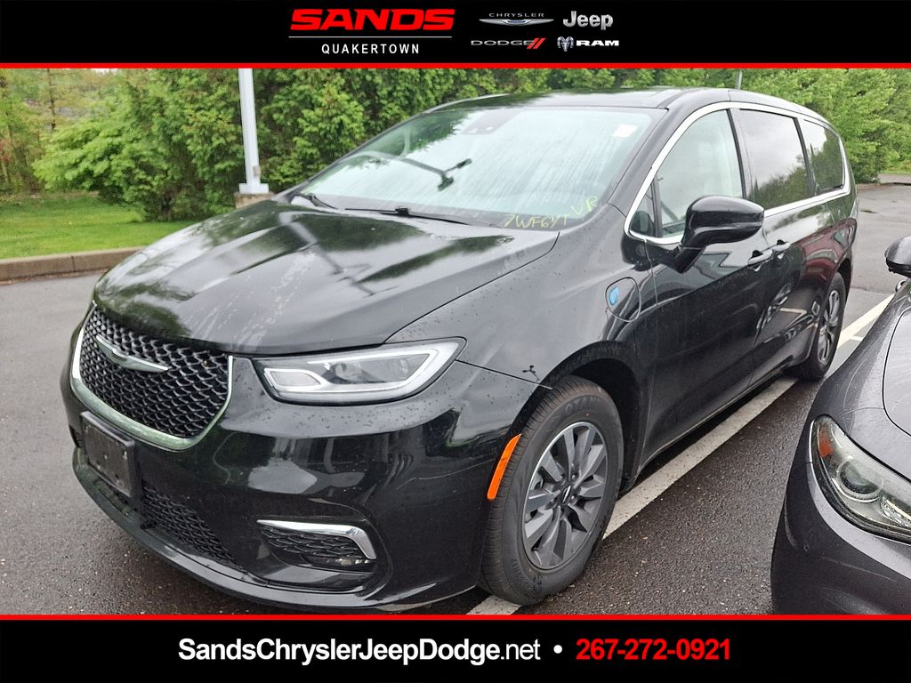 2024 Chrysler Pacifica Hybrid Select PHEV's photo