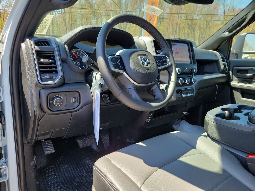 New 2024 Ram 3500 Chassis Cab TRADESMAN REGULAR 4X4 60' CA For
