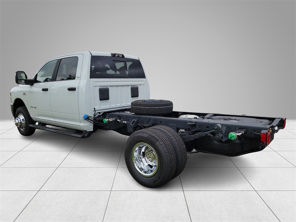 New 2024 Ram 3500 Chassis Cab 3500 SLT CREW CAB CHASSIS 4X4 60' CA Pickup